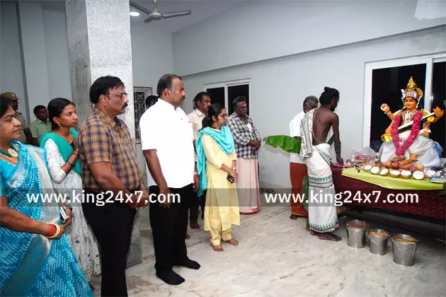 மாநகராட்சியில் சரஸ்வதி பூஜை விழா: மேயர், ஆணையர் பங்கேற்பு