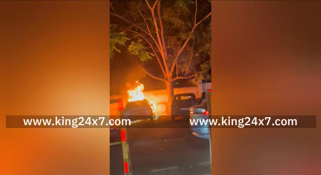 கோவையில் நிறுத்தப்பட்ட கார் தீப்பிடித்து எரிந்து சாம்பல் ! கோவையில் நிறுத்தப்பட்ட கார் தீப்பிடித்து எரிந்து சாம்பல் !