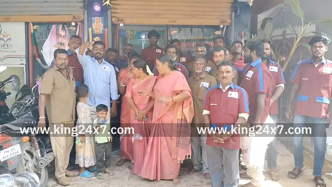 ஆயுத பூஜை முன்னிட்டு பல்வேறு வியாபாரிகள் கொண்டாட்டம்