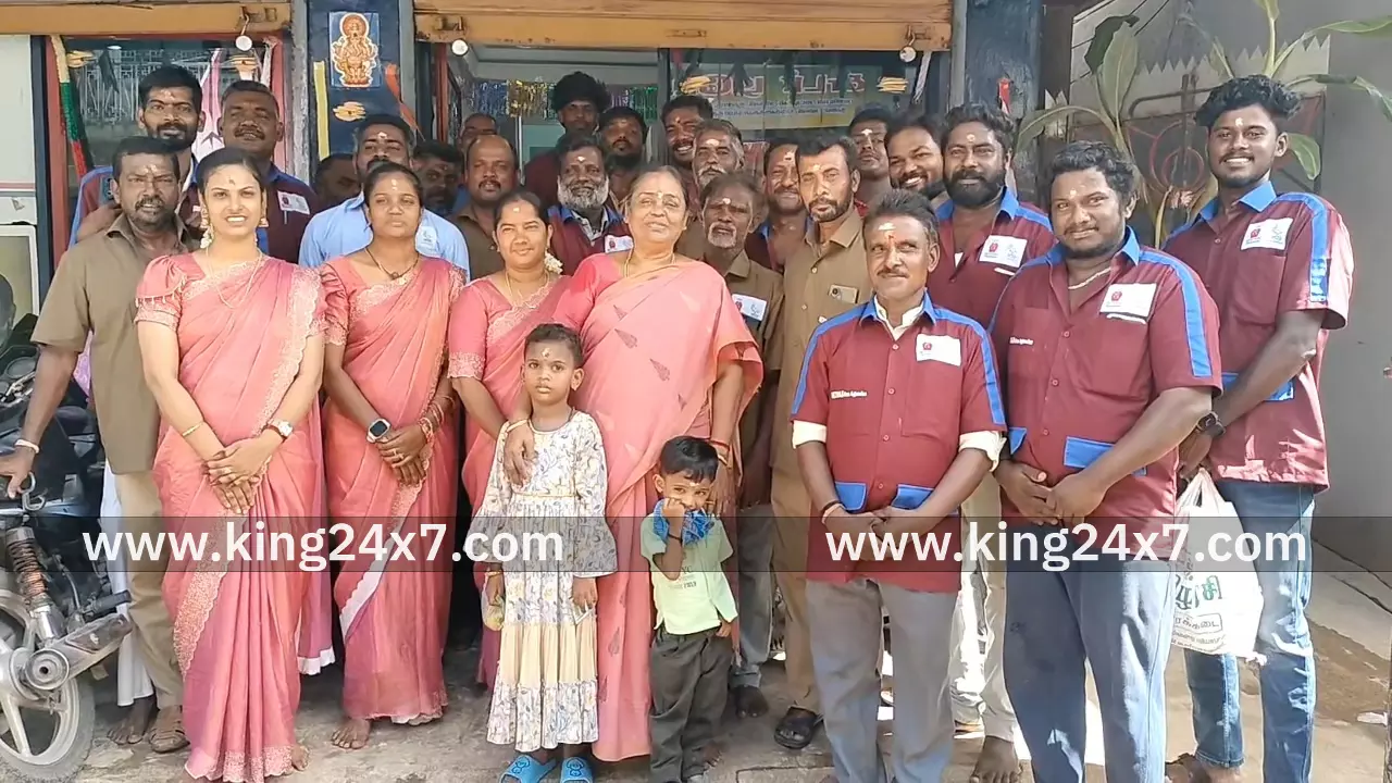 ஆயுத பூஜை முன்னிட்டு பல்வேறு வியாபாரிகள் கொண்டாட்டம்