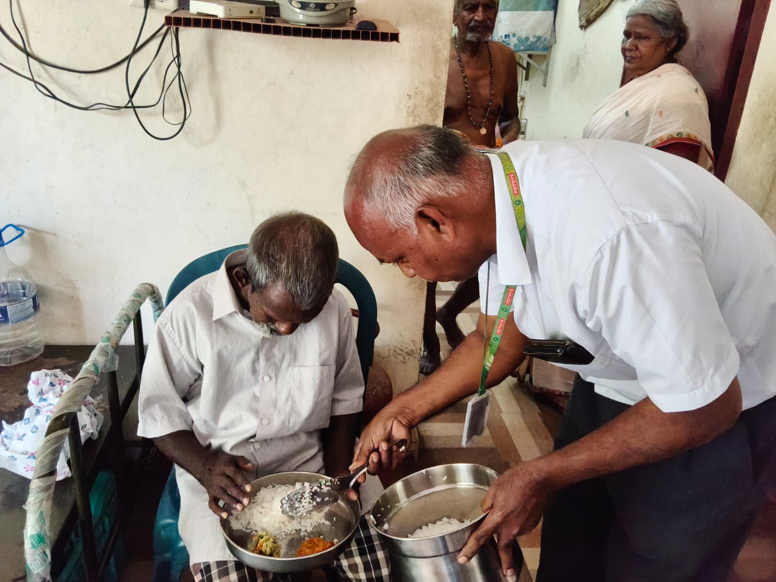 உலக முதியோர் தினத்தை முன்னிட்டு உணவு வழங்கிய எஸ்டிபிஐ
