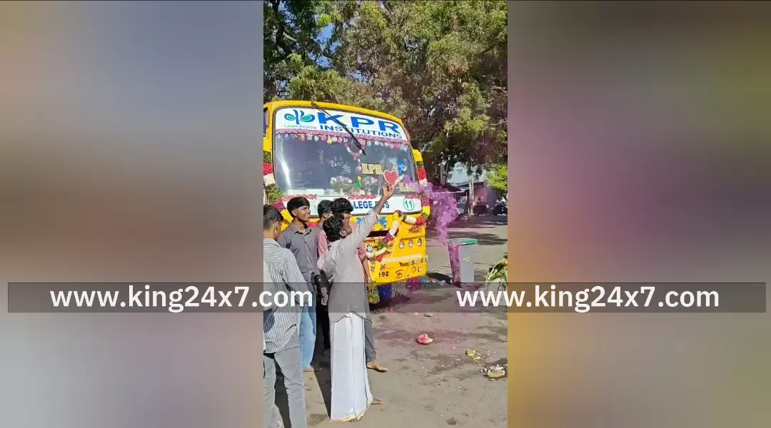 கோவை: தனியார் கல்லூரி பேருந்துகளுக்கு ஆயுத பூஜை கோவை: தனியார் கல்லூரி பேருந்துகளுக்கு ஆயுத பூஜை