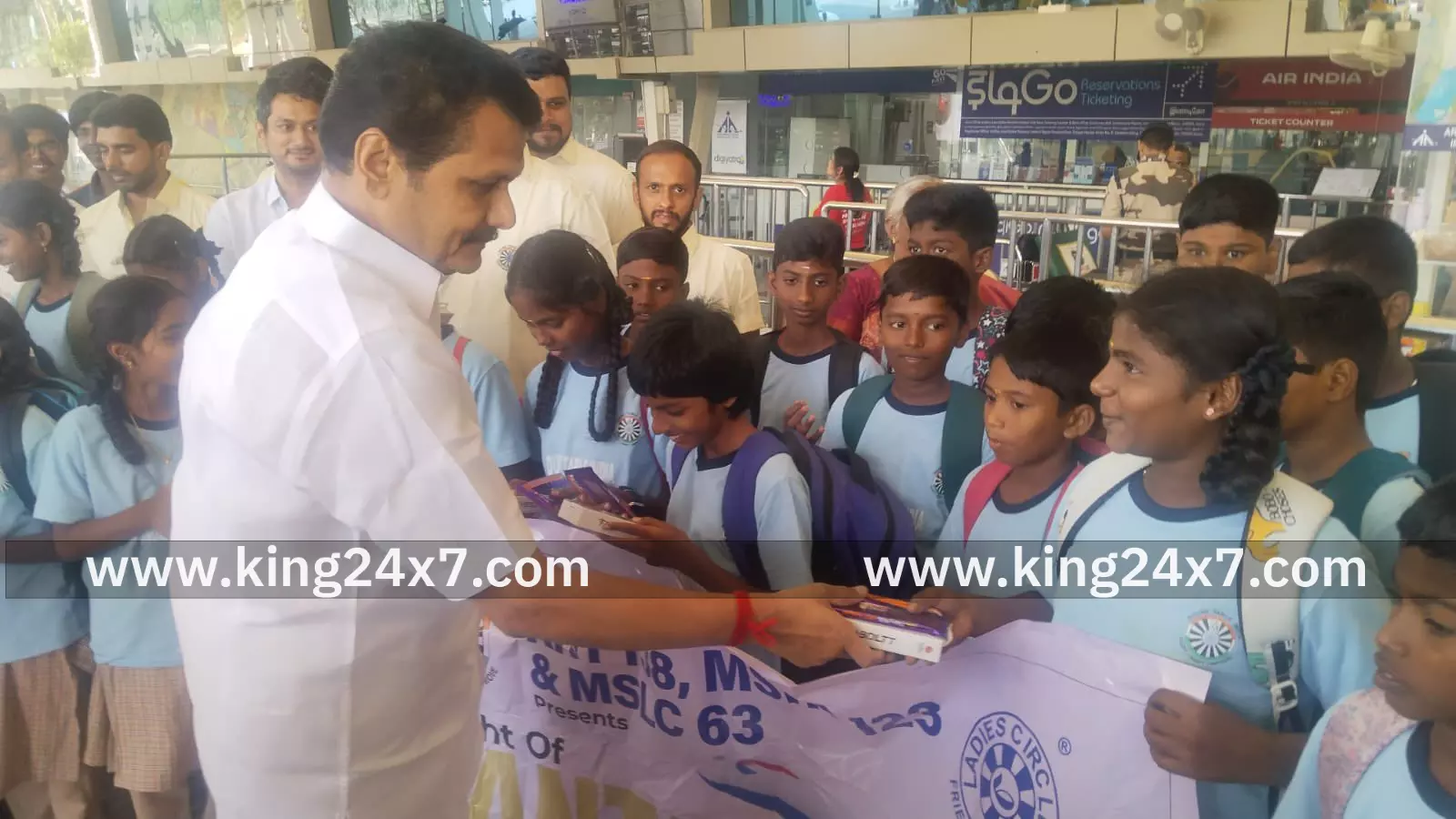 கரூர் அரசு பள்ளி மாணவர்களுக்கு விமானப் பயணம் – Flight of Fantasy சிறப்பு திட்டம் ! கரூர் அரசு பள்ளி மாணவர்களுக்கு விமானப் பயணம் – Flight of Fantasy சிறப்பு திட்டம் !