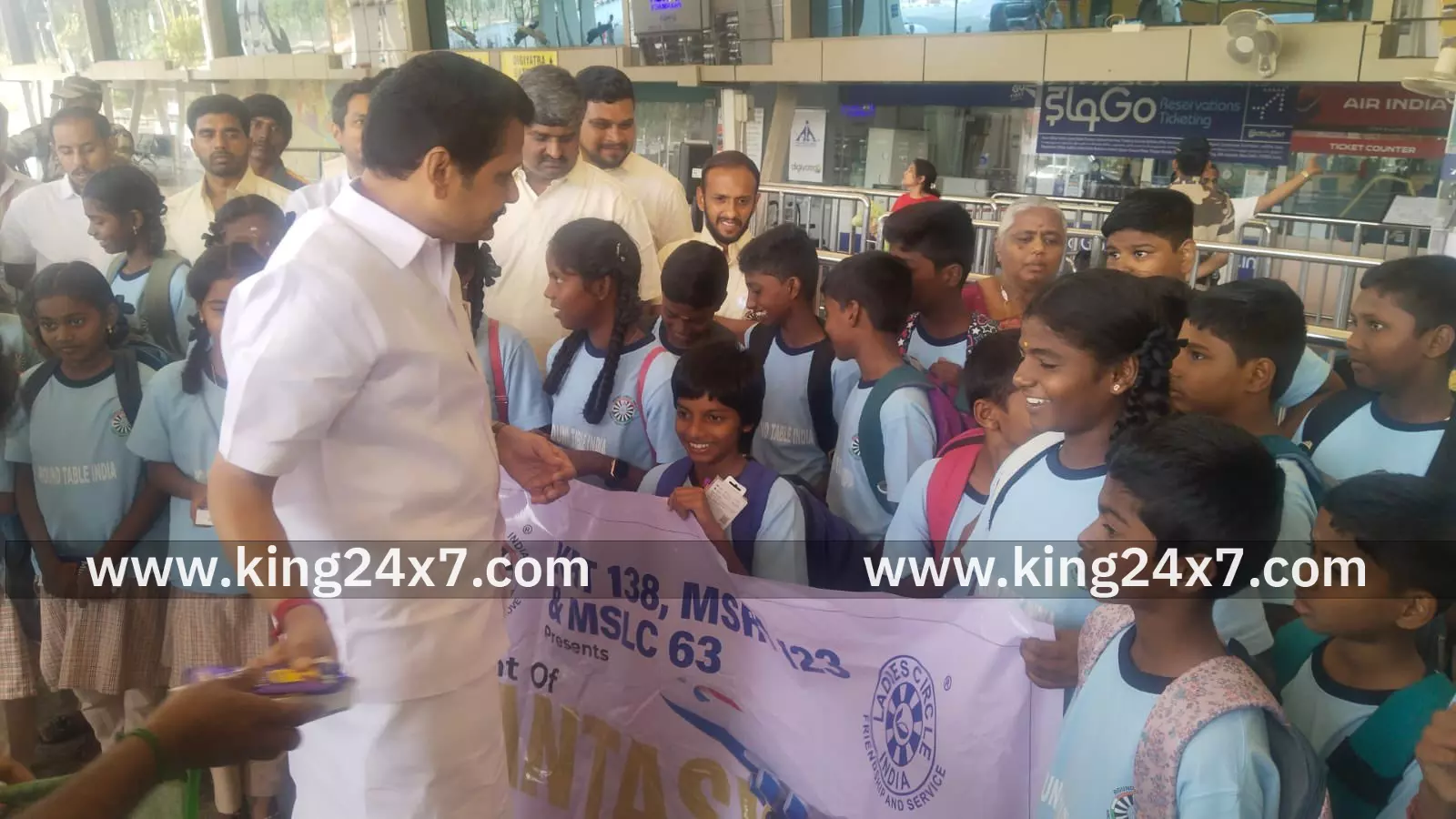 கரூர் அரசு பள்ளி மாணவர்களுக்கு விமானப் பயணம் – Flight of Fantasy சிறப்பு திட்டம் ! கரூர் அரசு பள்ளி மாணவர்களுக்கு விமானப் பயணம் – Flight of Fantasy சிறப்பு திட்டம் !