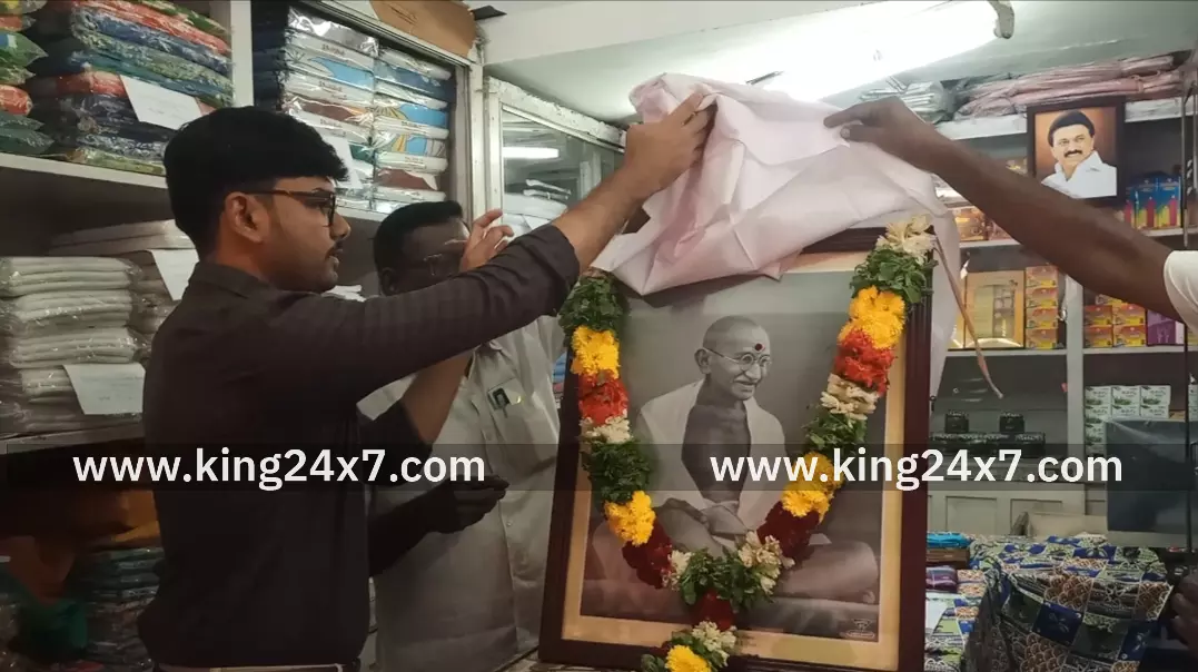 கரூரில் காந்தி ஜெயந்தி மற்றும் தீபாவளி பண்டிகையை முன்னிட்டு காந்தியடிகள் படத்தை திறந்து வைத்து கதர் விற்பனையை துவக்கி வைத்தார் கரூர் கோட்டாட்சியர்.