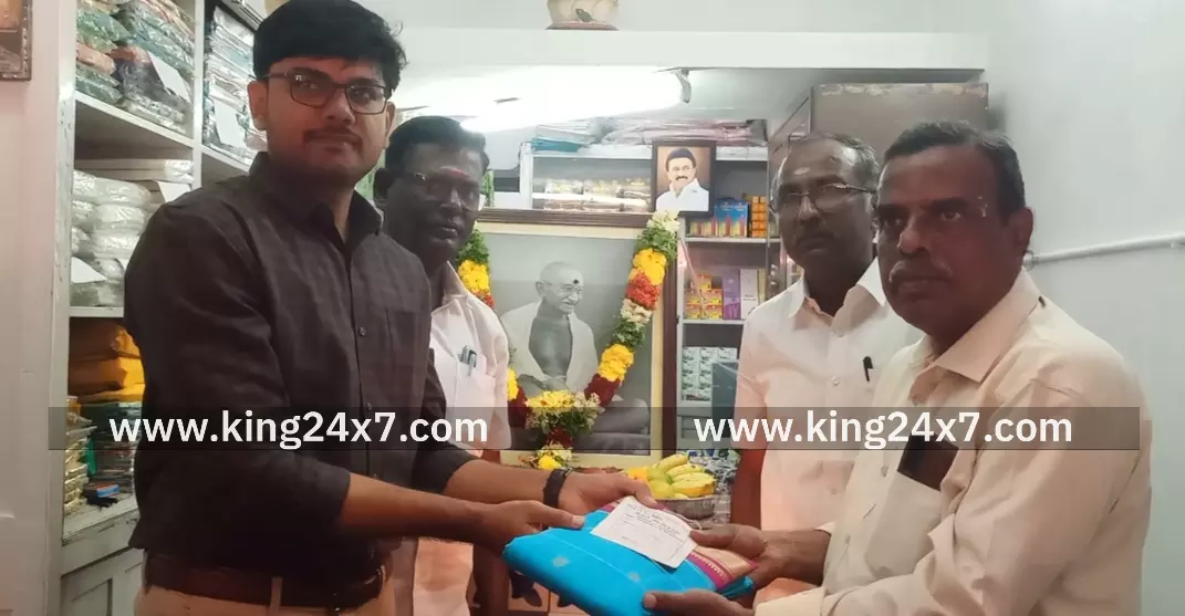 கரூரில் காந்தி ஜெயந்தி மற்றும் தீபாவளி பண்டிகையை முன்னிட்டு காந்தியடிகள் படத்தை திறந்து வைத்து கதர் விற்பனையை துவக்கி வைத்தார் கரூர் கோட்டாட்சியர். கரூரில் காந்தி ஜெயந்தி மற்றும் தீபாவளி பண்டிகையை முன்னிட்டு காந்தியடிகள் படத்தை திறந்து வைத்து கதர் விற்பனையை துவக்கி வைத்தார் கரூர் கோட்டாட்சியர்.