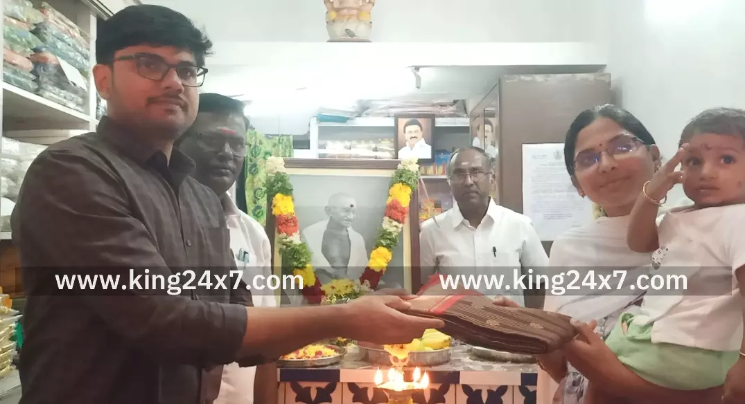 கரூரில் காந்தி ஜெயந்தி மற்றும் தீபாவளி பண்டிகையை முன்னிட்டு காந்தியடிகள் படத்தை திறந்து வைத்து கதர் விற்பனையை துவக்கி வைத்தார் கரூர் கோட்டாட்சியர். கரூரில் காந்தி ஜெயந்தி மற்றும் தீபாவளி பண்டிகையை முன்னிட்டு காந்தியடிகள் படத்தை திறந்து வைத்து கதர் விற்பனையை துவக்கி வைத்தார் கரூர் கோட்டாட்சியர்.
