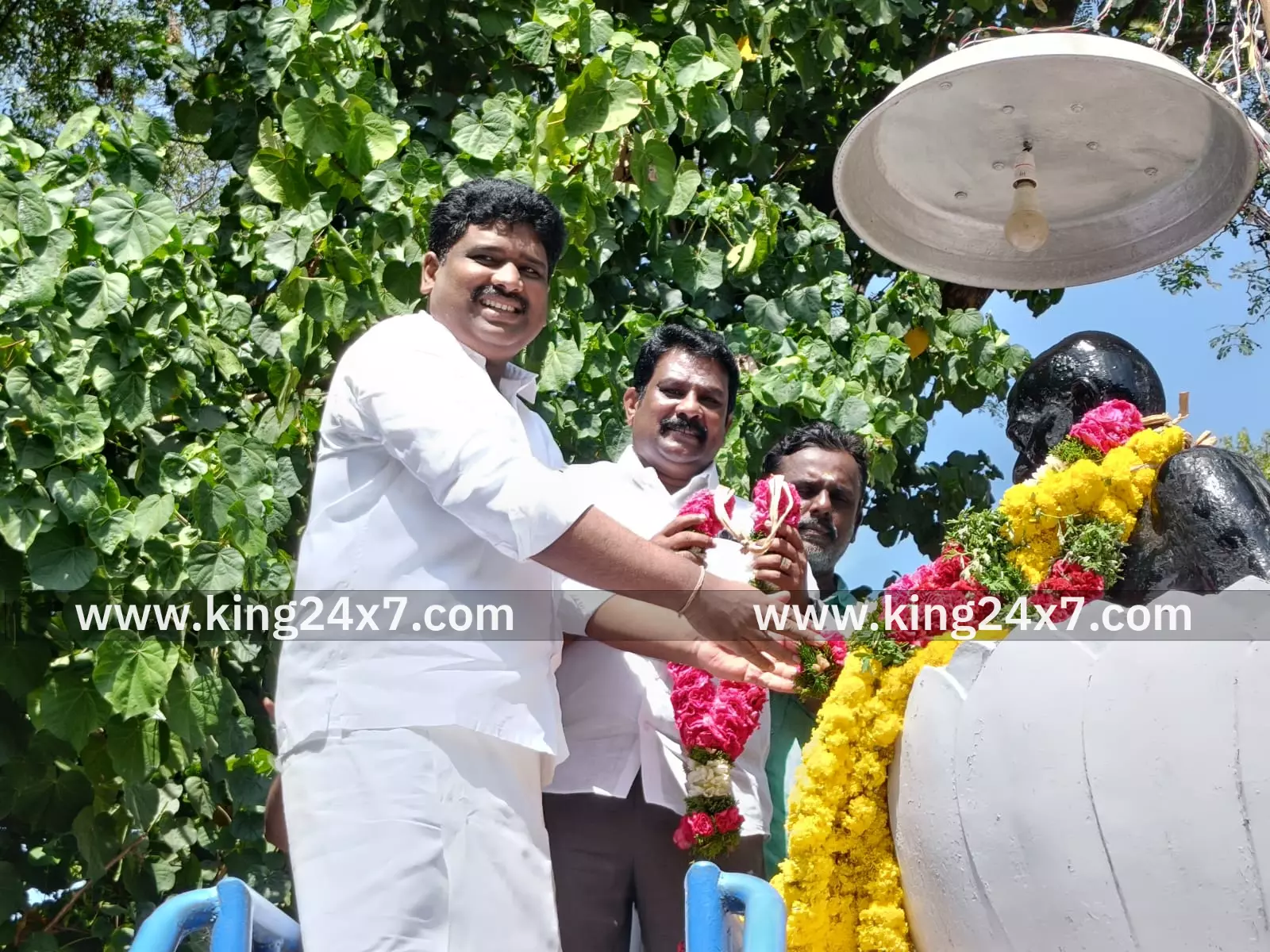 ராமநாதபுரம் காந்தி ஜெயந்தி மற்றும் பெருந்தலைவர் காமராஜர் நினைவு நாளை முன்னிட்டு காங்கிரஸ் கட்சி சார்பில் மரியாதை செலுத்தப்பட்டது. ராமநாதபுரம் காந்தி ஜெயந்தி மற்றும் பெருந்தலைவர் காமராஜர் நினைவு நாளை முன்னிட்டு காங்கிரஸ் கட்சி சார்பில் மரியாதை செலுத்தப்பட்டது.