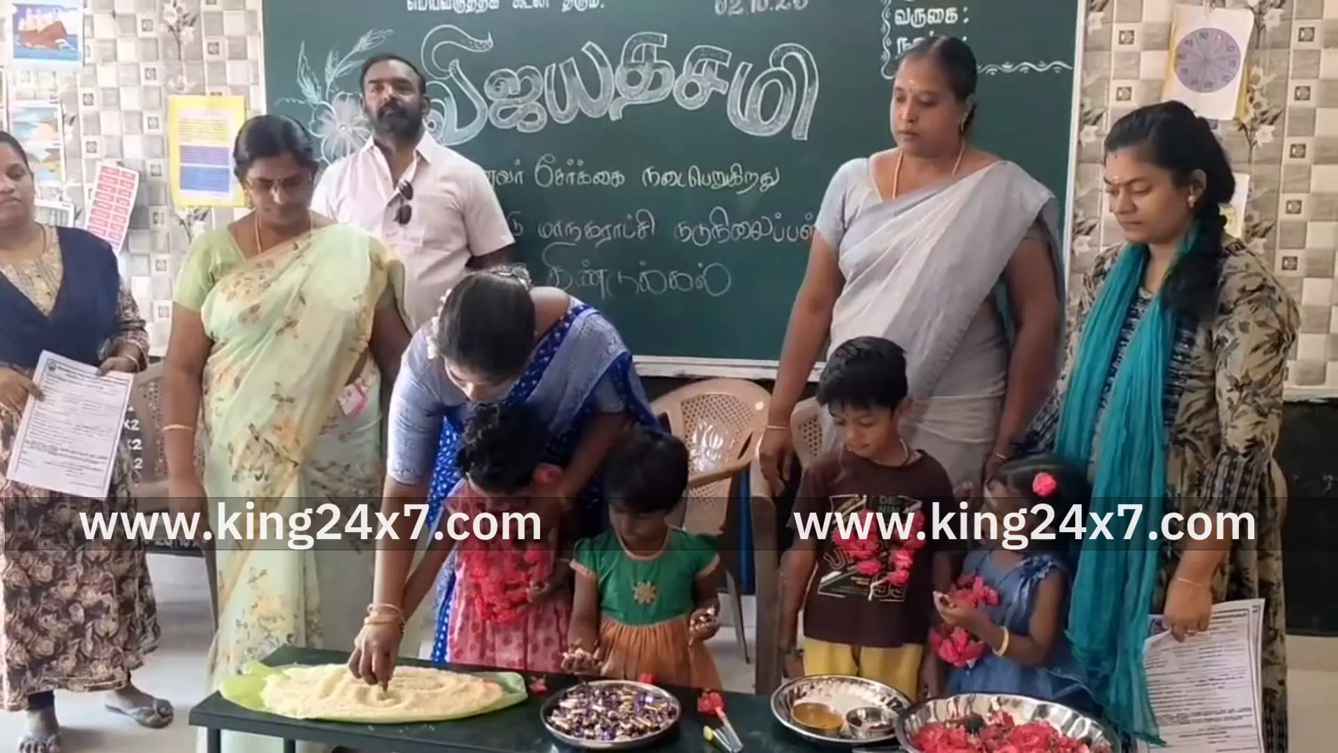 விஜயதசமியை முன்னிட்டு நடுநிலைப்பள்ளியில் குழந்தைகள் சேர்ப்பு