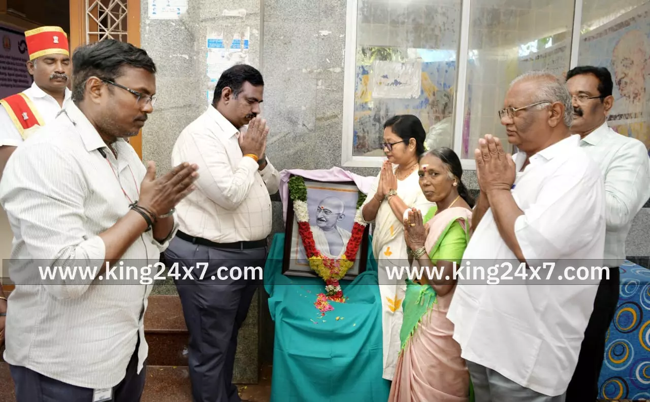 காந்தியடிகளின் பிறந்த நாள்-திருவுருவ படத்தை திறந்து வைத்த கலெக்டர். காந்தியடிகளின் பிறந்த நாள்-திருவுருவ படத்தை திறந்து வைத்த கலெக்டர்.