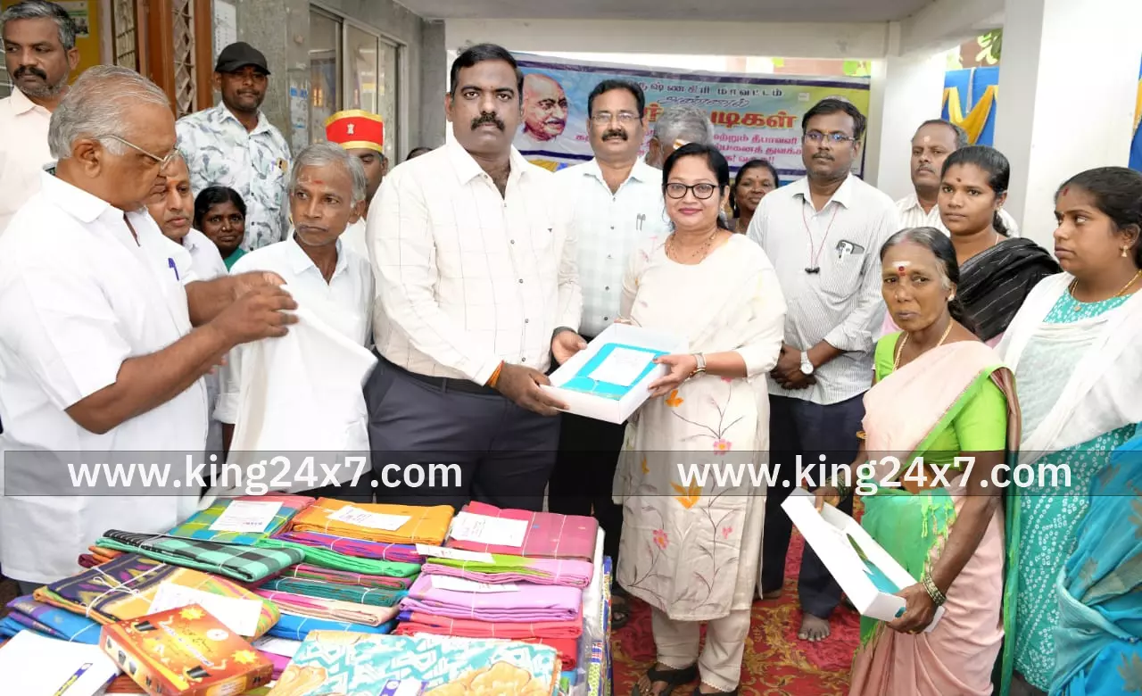 கதர் சிறப்புத் தள்ளுபடி முதல் விற்பனையை துவக்கி வைத்த கலெக்டர். கதர் சிறப்புத் தள்ளுபடி முதல் விற்பனையை துவக்கி வைத்த கலெக்டர்.