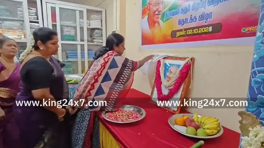 புதுகை: கதர் விற்பனையை தொடங்கி வைத்த கலெக்டர்