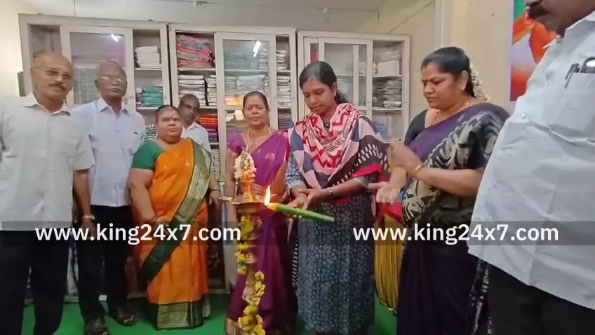 புதுகை: கதர் விற்பனையை தொடங்கி வைத்த கலெக்டர்