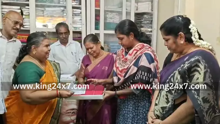 புதுகை: கதர் விற்பனையை தொடங்கி வைத்த கலெக்டர்