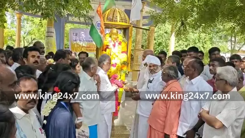 காந்தி சிலைக்கு மாலை அணிவித்து மரியாதை