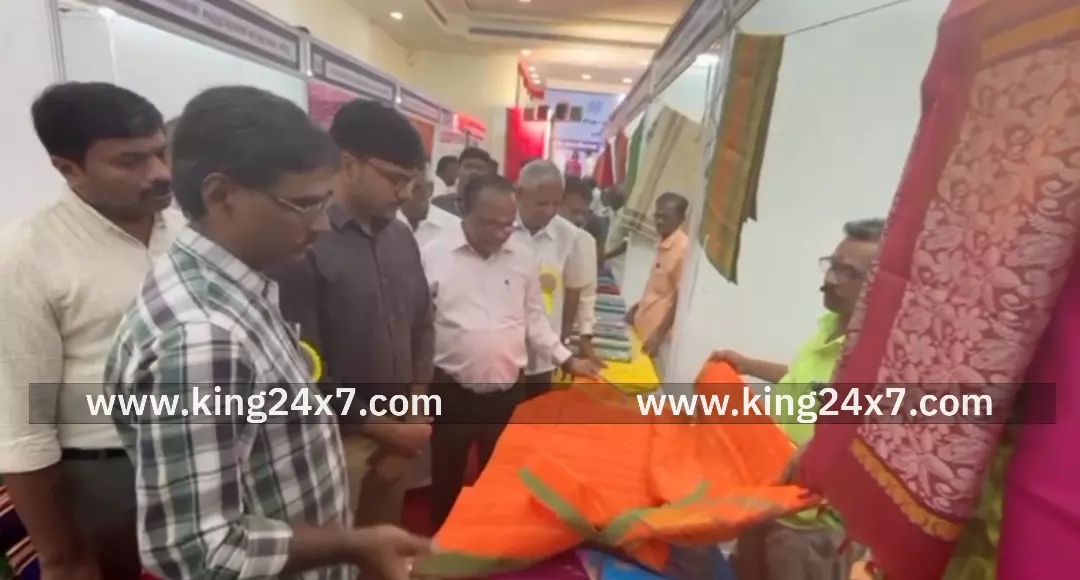 கரூரில் 10 ஆண்டுகளுக்குப் 30% தள்ளுபடி விலையுடன் நடைபெற்ற மாநில அளவிலான கைத்தறி கண்காட்சி நடைபெற்றது.