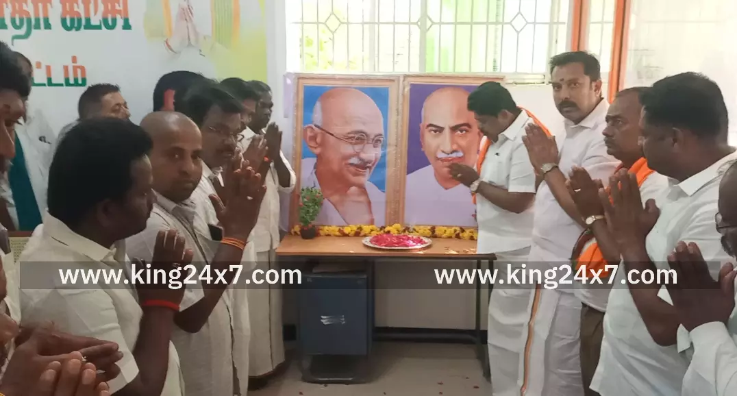 கரூரில் காந்தி பிறந்த நாள் காமராஜர் நினைவு நாள் மலர்கள் தூவி பிஜேபினர் மரியாதை.