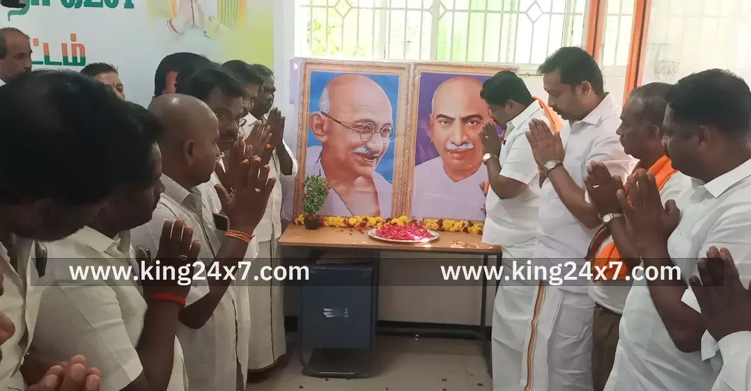 கரூரில் காந்தி பிறந்த நாள் காமராஜர் நினைவு நாள் மலர்கள் தூவி பிஜேபினர் மரியாதை.