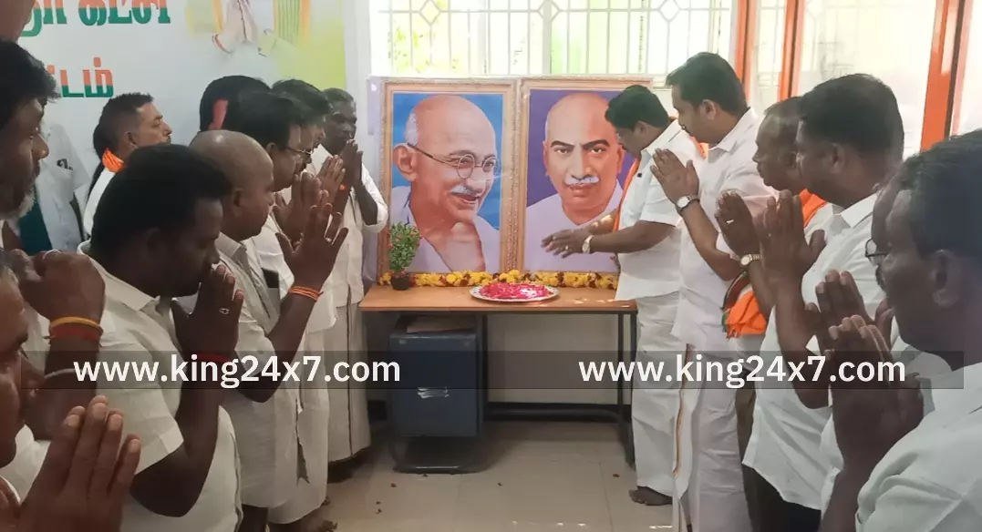 கரூரில் காந்தி பிறந்த நாள் காமராஜர் நினைவு நாள் மலர்கள் தூவி பிஜேபினர் மரியாதை.