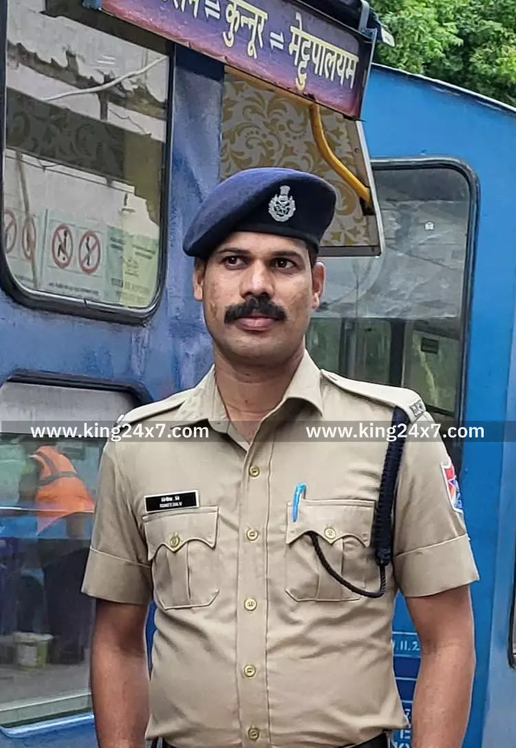 கோவை: பெண் தவறவிட்ட தங்க நகைப்பை மீட்பு ! கோவை: பெண் தவறவிட்ட தங்க நகைப்பை மீட்பு !