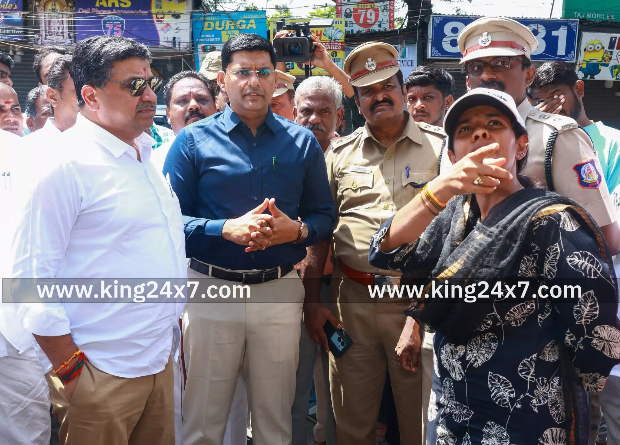 செல்போன் கடை தீ விபத்து பகுதிகளை பார்வையிட்ட அமைச்சர்