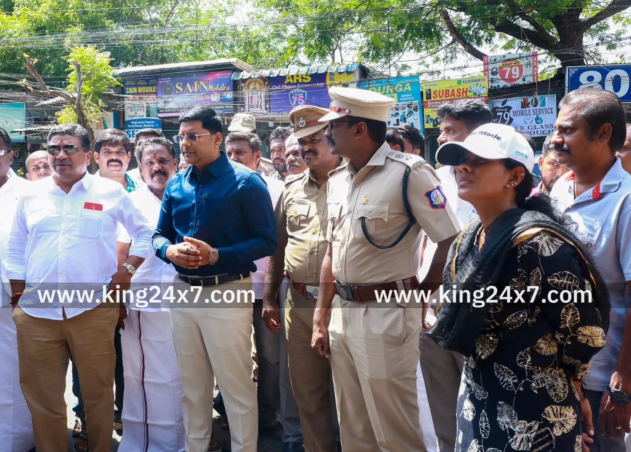 செல்போன் கடை தீ விபத்து பகுதிகளை பார்வையிட்ட அமைச்சர்