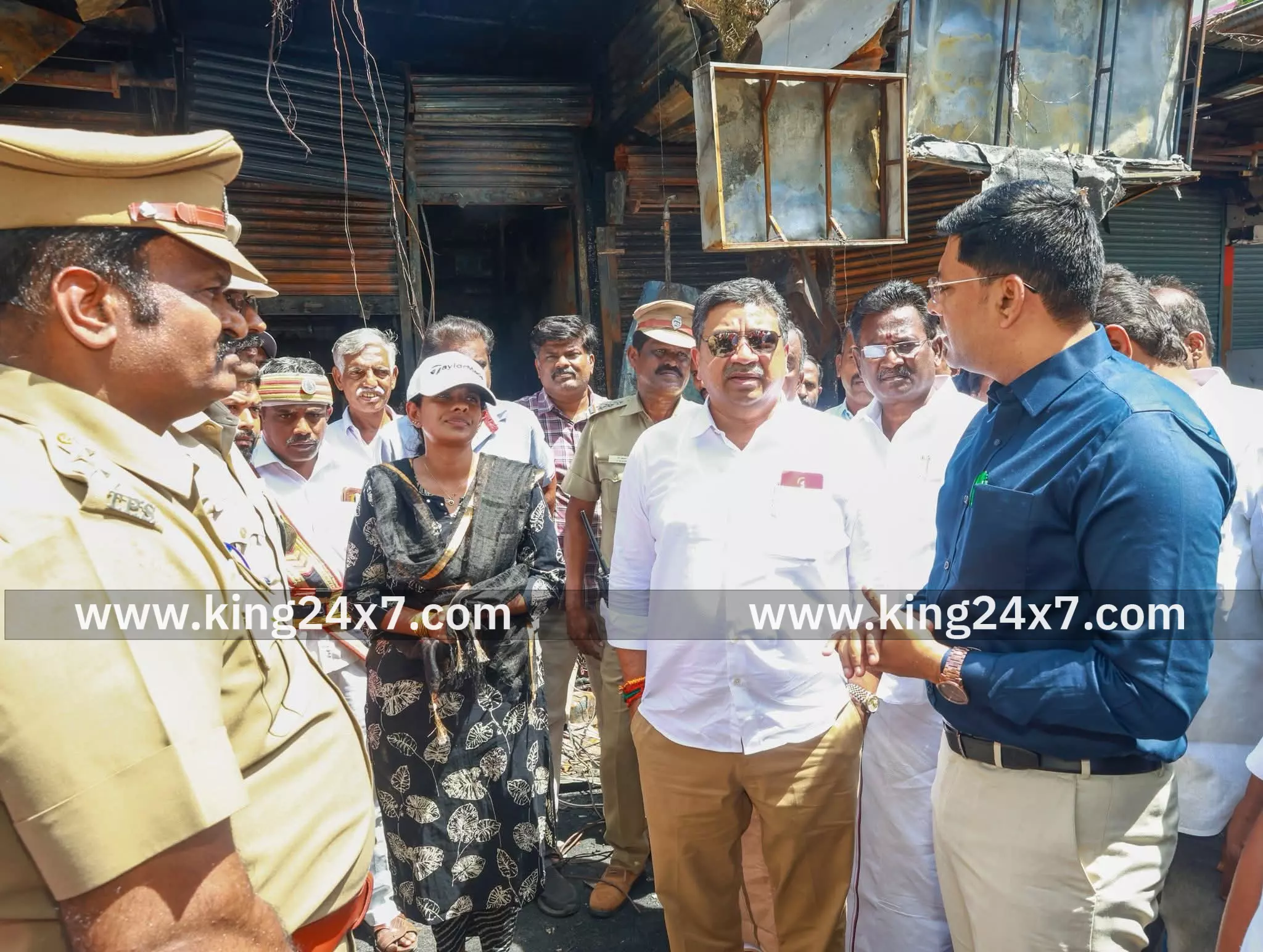 செல்போன் கடை தீ விபத்து பகுதிகளை பார்வையிட்ட அமைச்சர்