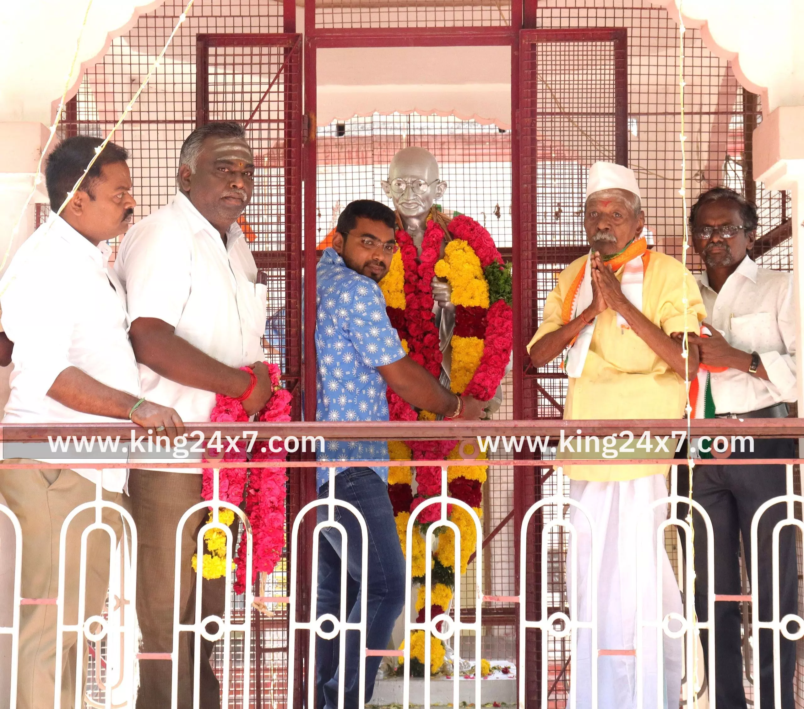 காந்தியடிகளின் திருவுருவச்சிலைக்கு மாலை அணிவித்து மரியாதை