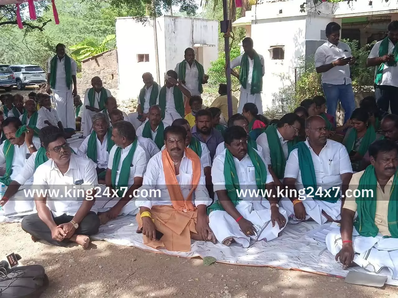 முன்னாள் அமைச்சர் தலைமையில் விவசாயிகள் போராட்டம்.