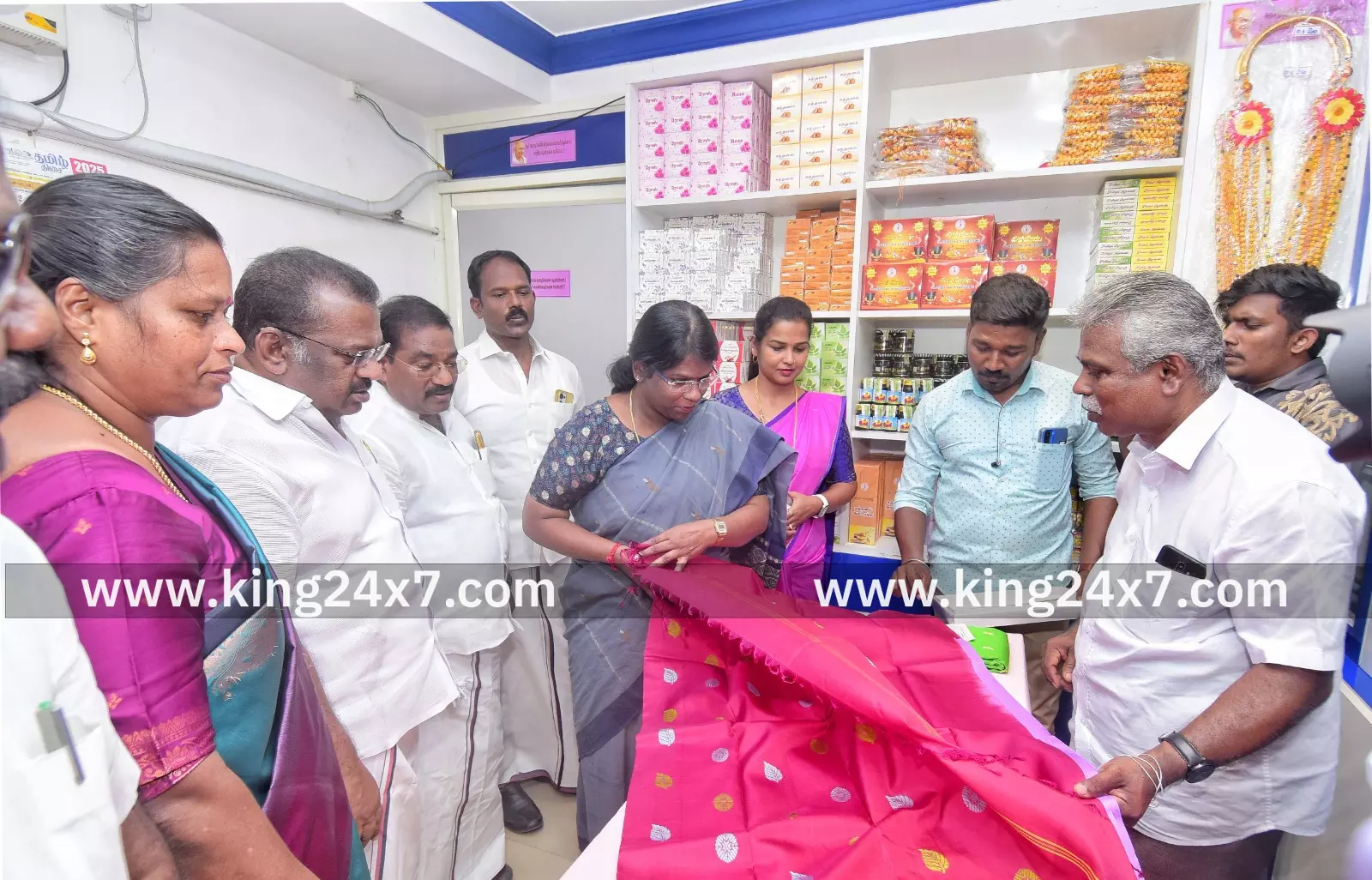 கதர் சிறப்புத் தள்ளுபடி விற்பனை கலெக்டர் துவக்கினார் கதர் சிறப்புத் தள்ளுபடி விற்பனை கலெக்டர் துவக்கினார்