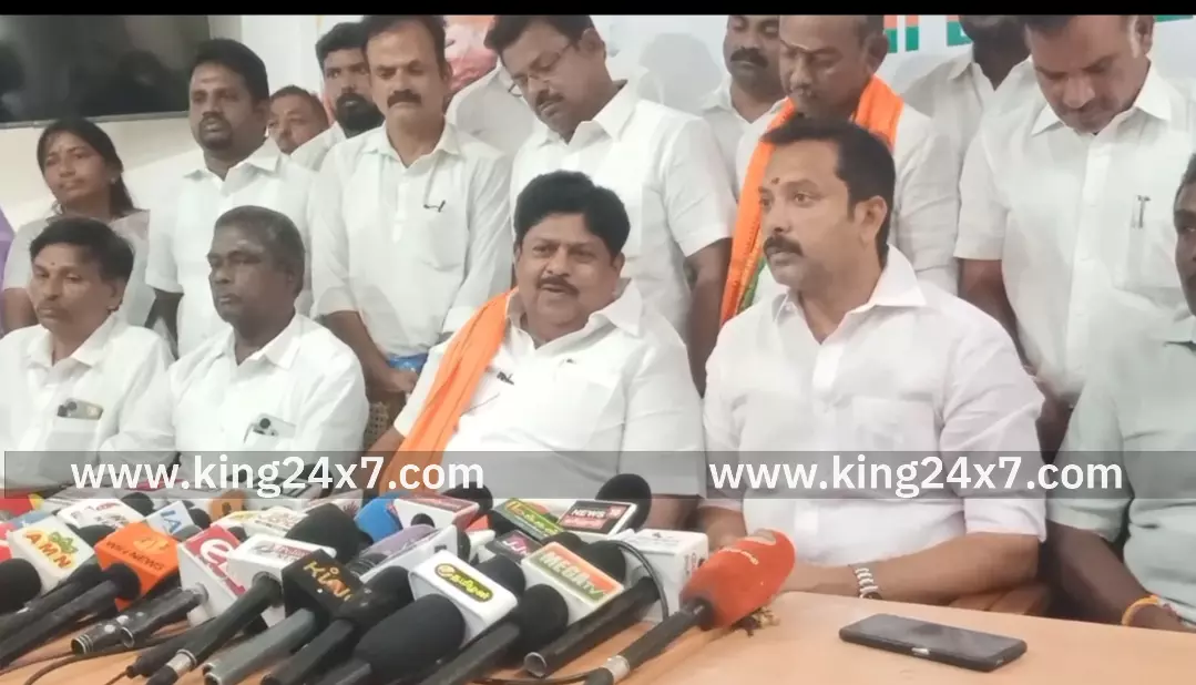 கரூரில் நடைபெற்ற துயர சம்பவத்தை படங்களுடன் விளக்க செந்தில் பாலாஜிக்கு அதிகாரம் இல்லை.முன்னாள் எம்பி ராமலிங்கம் கரூரில் பேட்டி. கரூரில் நடைபெற்ற துயர சம்பவத்தை படங்களுடன் விளக்க செந்தில் பாலாஜிக்கு அதிகாரம் இல்லை.முன்னாள் எம்பி ராமலிங்கம் கரூரில் பேட்டி.