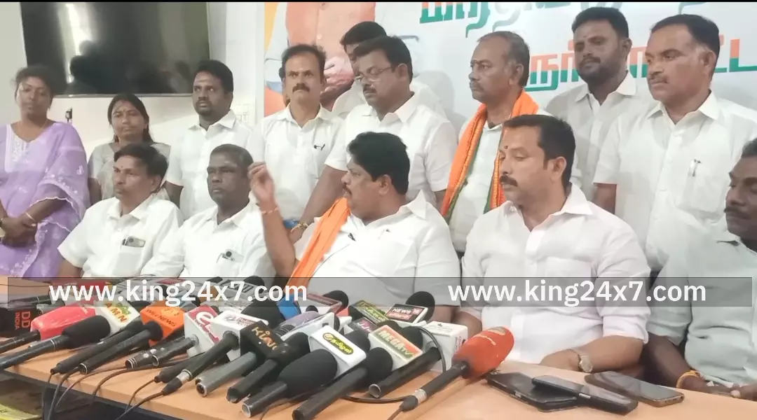 கரூரில் நடைபெற்ற துயர சம்பவத்தை படங்களுடன் விளக்க செந்தில் பாலாஜிக்கு அதிகாரம் இல்லை.முன்னாள் எம்பி ராமலிங்கம் கரூரில் பேட்டி. கரூரில் நடைபெற்ற துயர சம்பவத்தை படங்களுடன் விளக்க செந்தில் பாலாஜிக்கு அதிகாரம் இல்லை.முன்னாள் எம்பி ராமலிங்கம் கரூரில் பேட்டி.