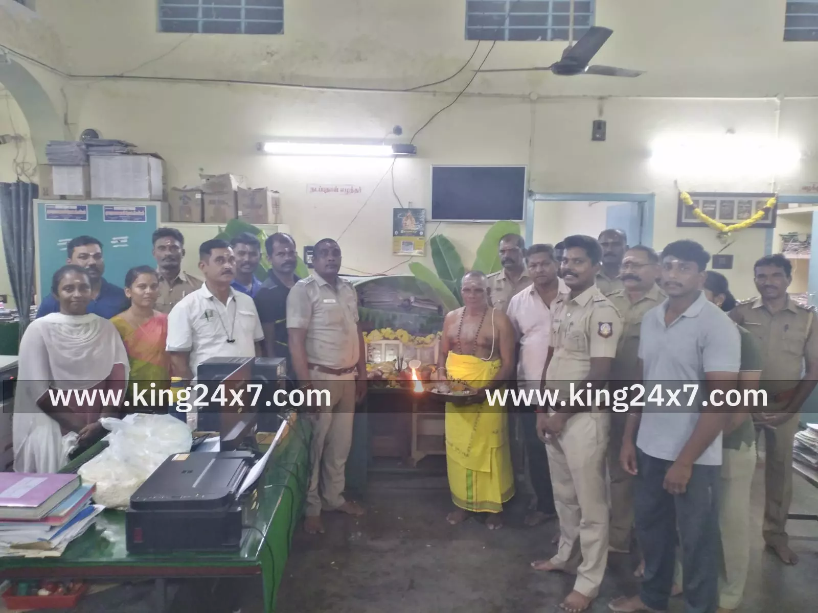 போலீஸ் ஸ்டேஷனில் ஆயுத பூஜை