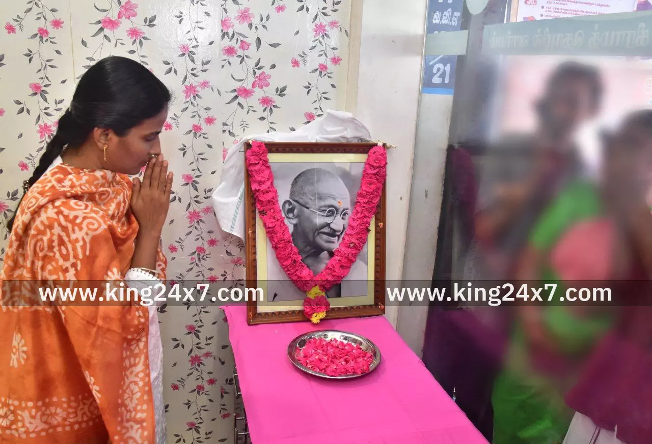 காந்தியடிகளின் பிறந்த நாளை முன்னிட்டு தீபாவளி சிறப்பு விற்பனையை தொடங்கி வைத்த மாவட்ட ஆட்சியர்.