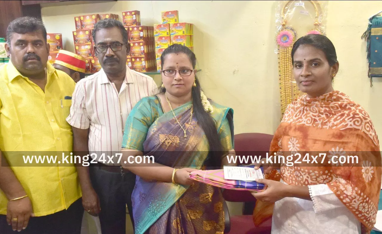 காந்தியடிகளின் பிறந்த நாளை முன்னிட்டு தீபாவளி சிறப்பு விற்பனையை தொடங்கி வைத்த மாவட்ட ஆட்சியர்.