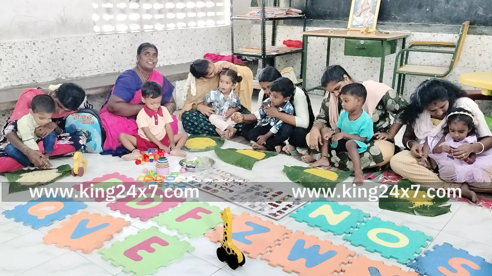 அங்கன்வாடி மையத்தில் குழந்தைகளை சேர்ப்பதற்காக ஆர்வமுடன் வந்த பெற்றோர்கள் அங்கன்வாடி மையத்தில் குழந்தைகளை சேர்ப்பதற்காக ஆர்வமுடன் வந்த பெற்றோர்கள்