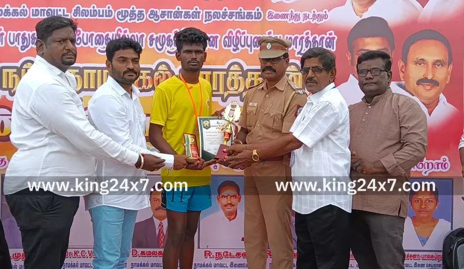 எம்.பி வி.எஸ் மாதேஸ்வரன் கொடி அசைத்து தொடங்கி வைத்த பெண்கள் பாதுகாப்பு போதையில்லா சமூகத்திற்கான விழிப்புணர்வு மாரத்தான். எம்.பி வி.எஸ் மாதேஸ்வரன் கொடி அசைத்து தொடங்கி வைத்த பெண்கள் பாதுகாப்பு போதையில்லா சமூகத்திற்கான விழிப்புணர்வு மாரத்தான்.