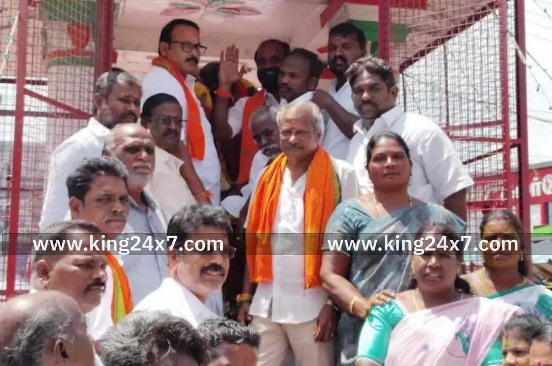 காந்தி திருவுருவ சிலைக்கு மரியாதை செலுத்திய பாஜக காந்தி திருவுருவ சிலைக்கு மரியாதை செலுத்திய பாஜக