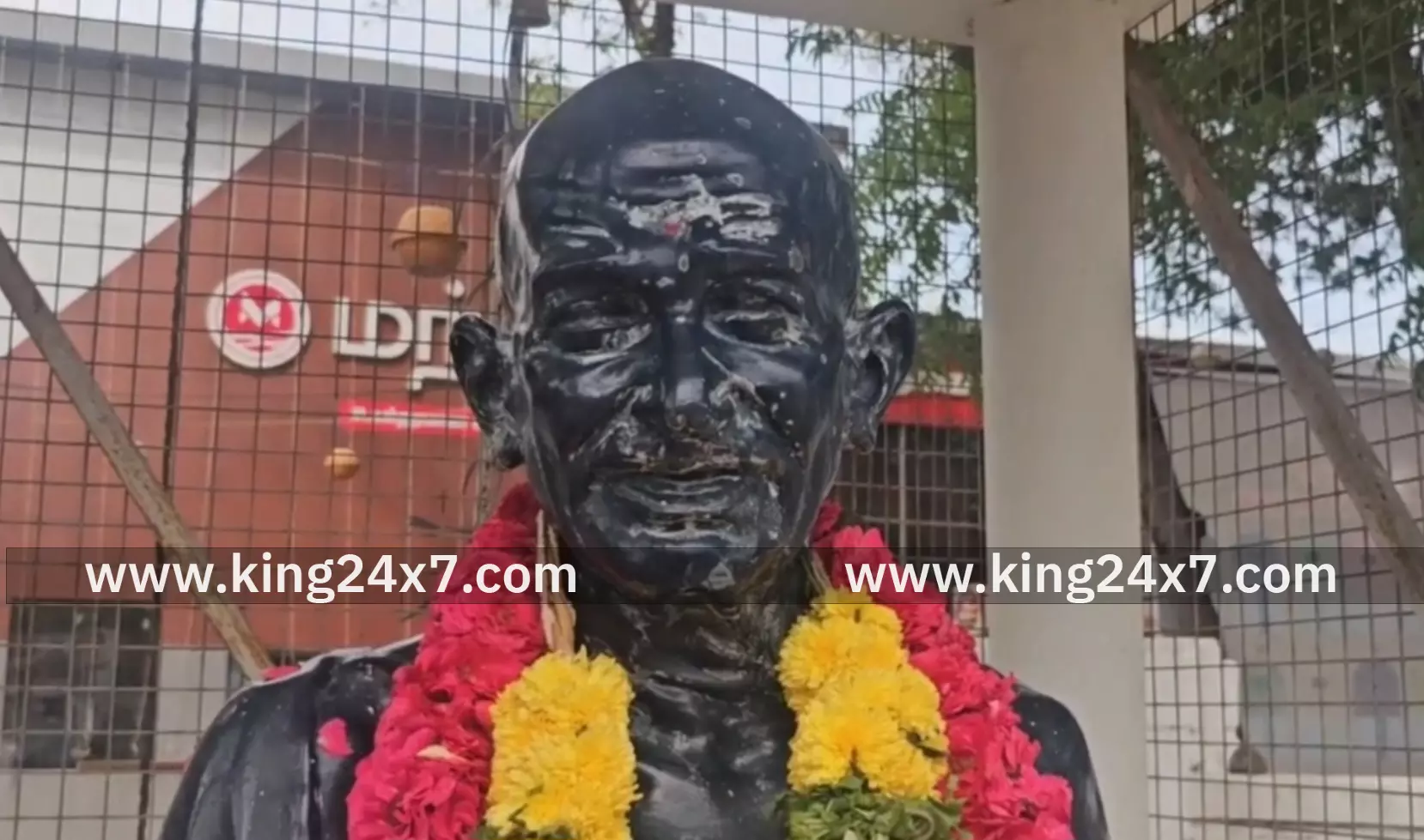 காந்திஜெயந்தி விழா காந்தி சிலைக்கு மாலை அணிவித்து காங்கிரஸ் ஆர் மரியாதை காந்திஜெயந்தி விழா காந்தி சிலைக்கு மாலை அணிவித்து காங்கிரஸ் ஆர் மரியாதை