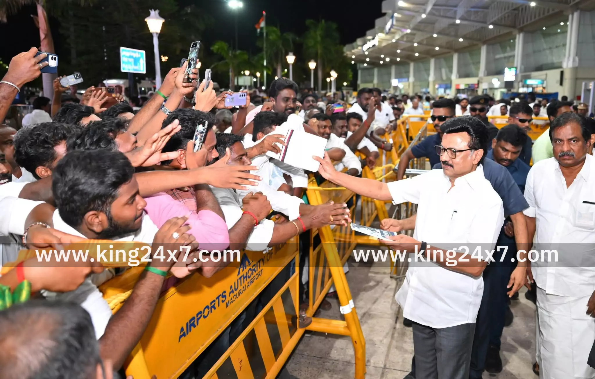 முதல்வருக்கு உற்சாக வரவேற்பு முதல்வருக்கு உற்சாக வரவேற்பு