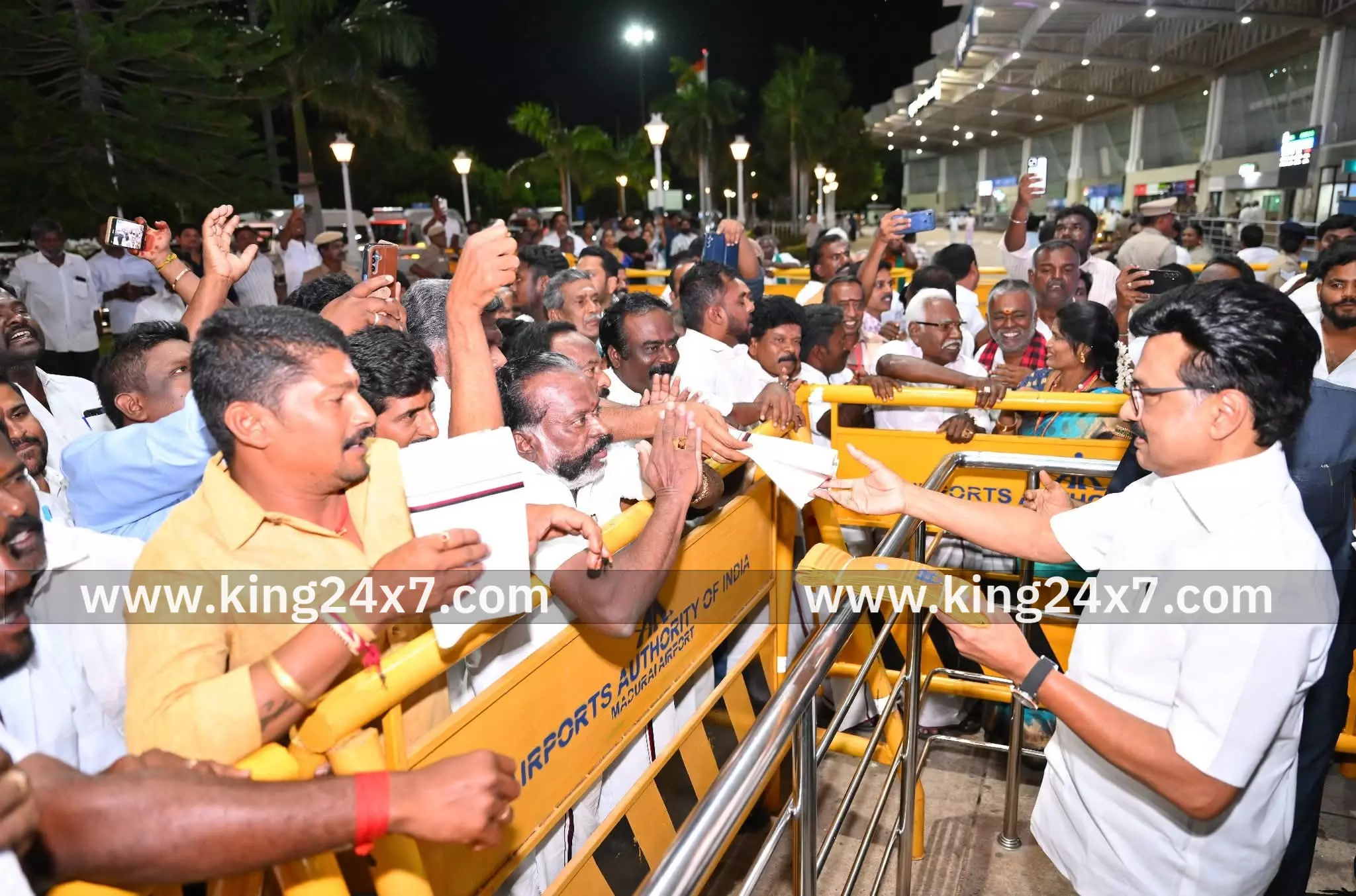 முதல்வருக்கு உற்சாக வரவேற்பு முதல்வருக்கு உற்சாக வரவேற்பு