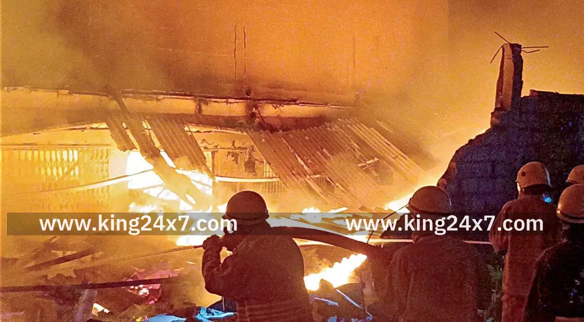 கோவில்பட்டியில் சோளத்தட்டை குடோனில் தீ விபத்து! கோவில்பட்டியில் சோளத்தட்டை குடோனில் தீ விபத்து!