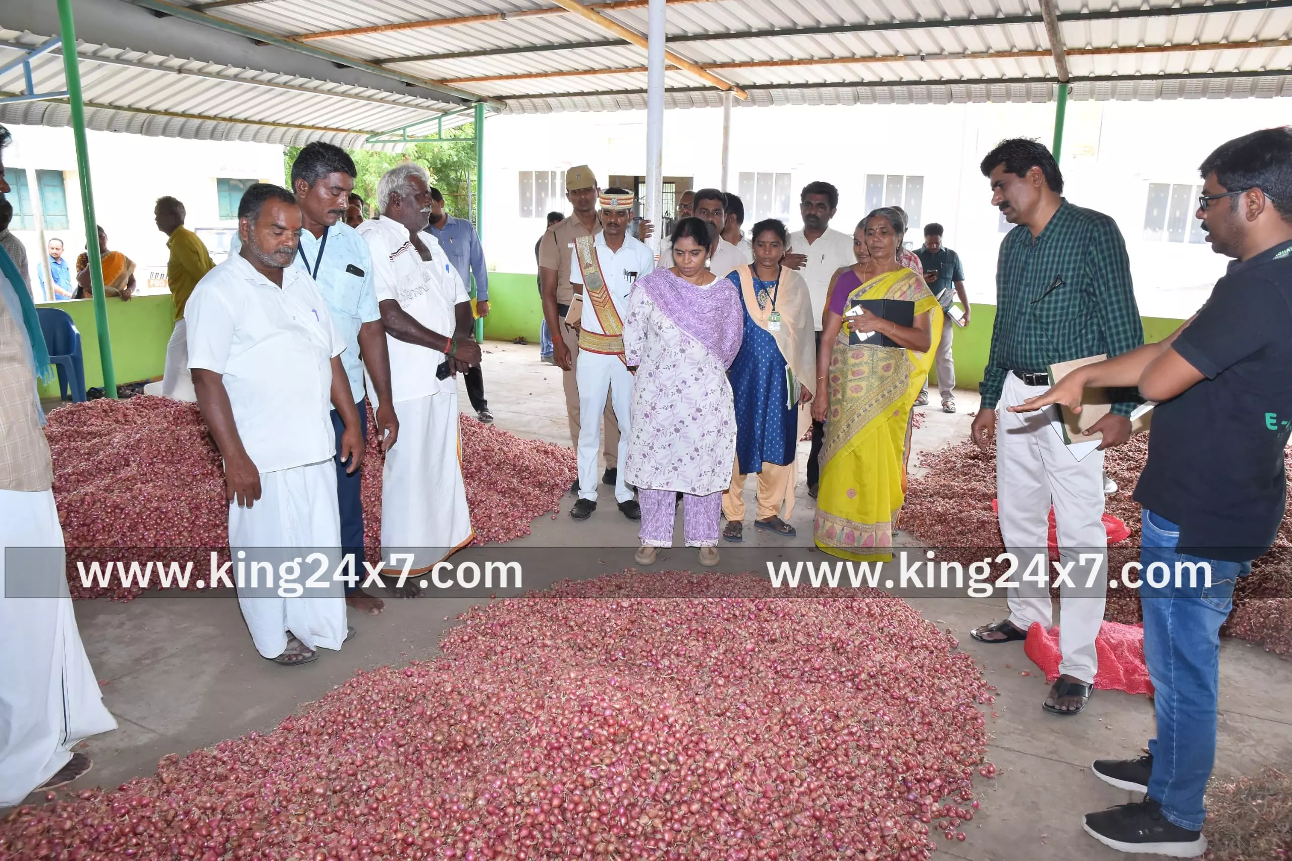 விவசாயிகளையும், வியாபரிகளையம் நேரில் சந்திக்க வைத்து இடைத்தரகர்கள் இல்லாமல் சின்ன வெங்காயத்தை விற்பனை செய்வதற்கு உரிய நடவடிக்கை எடுக்கப்படும் விவசாயிகளையும், வியாபரிகளையம் நேரில் சந்திக்க வைத்து இடைத்தரகர்கள் இல்லாமல் சின்ன வெங்காயத்தை விற்பனை செய்வதற்கு உரிய நடவடிக்கை எடுக்கப்படும்