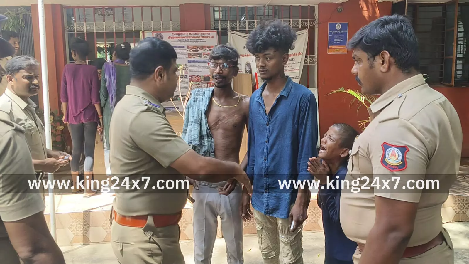 ஆரணி கோட்டை மைதானத்தில் கஞ்சா போதையில் இளைஞர்கள் ரகளை ஆரணி கோட்டை மைதானத்தில் கஞ்சா போதையில் இளைஞர்கள் ரகளை