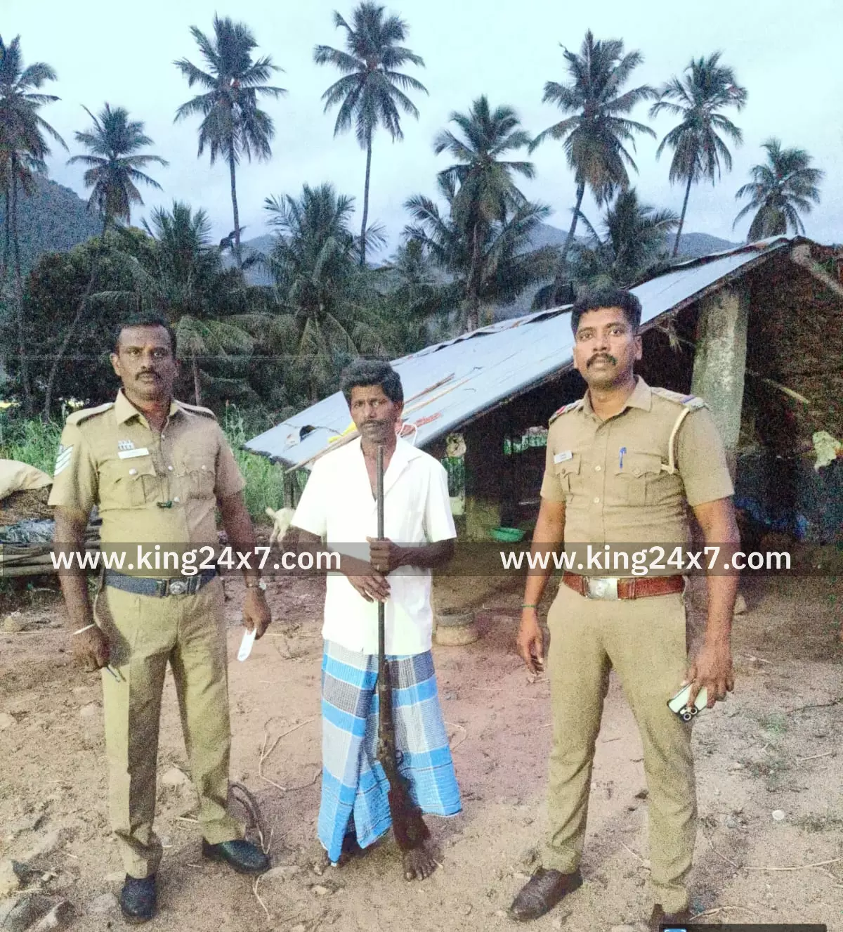 ராசிபுரம் அருகே அனுமதி இன்றி வீட்டில் நாட்டு துப்பாக்கி வைத்திருந்தவர் கைது செய்யப்பட்டார்.. ராசிபுரம் அருகே அனுமதி இன்றி வீட்டில் நாட்டு துப்பாக்கி வைத்திருந்தவர் கைது செய்யப்பட்டார்..