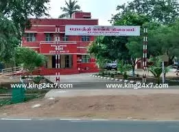 ஜேடர்பாளையம் அருகே இருசக்கர வாகனத்தின் மீது டிராக்டர் மோதி கல்லூரி மாணவர் பலி.