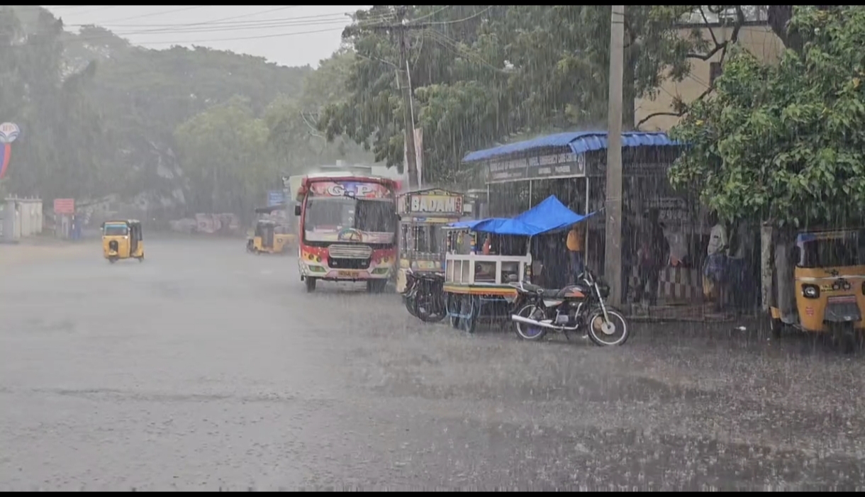 வாணியம்பாடி சுற்றுவட்டார பகுதிகளில் காற்றுடன் திடீரென பெய்த கனமழை..