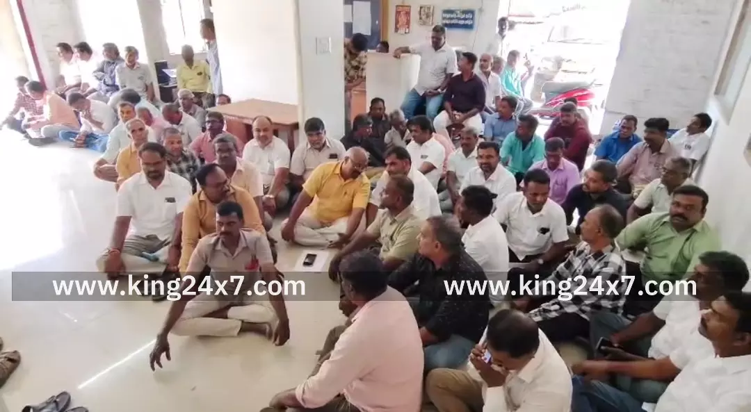 கோவையில் டாஸ்மாக் ஊழியர்கள் காத்திருப்பு போராட்டம் ! கோவையில் டாஸ்மாக் ஊழியர்கள் காத்திருப்பு போராட்டம் !