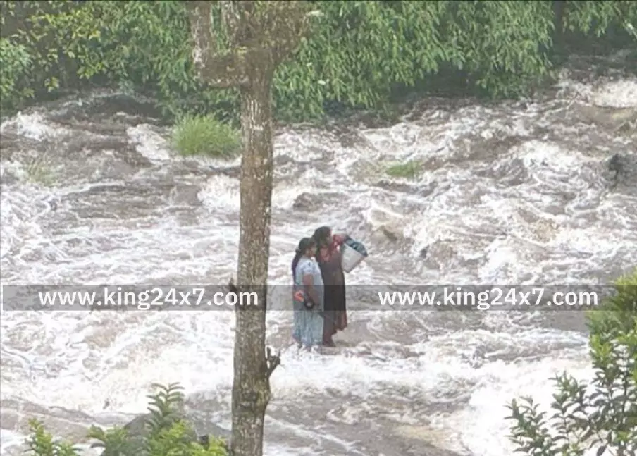 வால்பாறை அருகே காட்டாற்று வெள்ளத்தில் தாய்-மகள் சிக்கி தவிப்பு! வால்பாறை அருகே காட்டாற்று வெள்ளத்தில் தாய்-மகள் சிக்கி தவிப்பு!