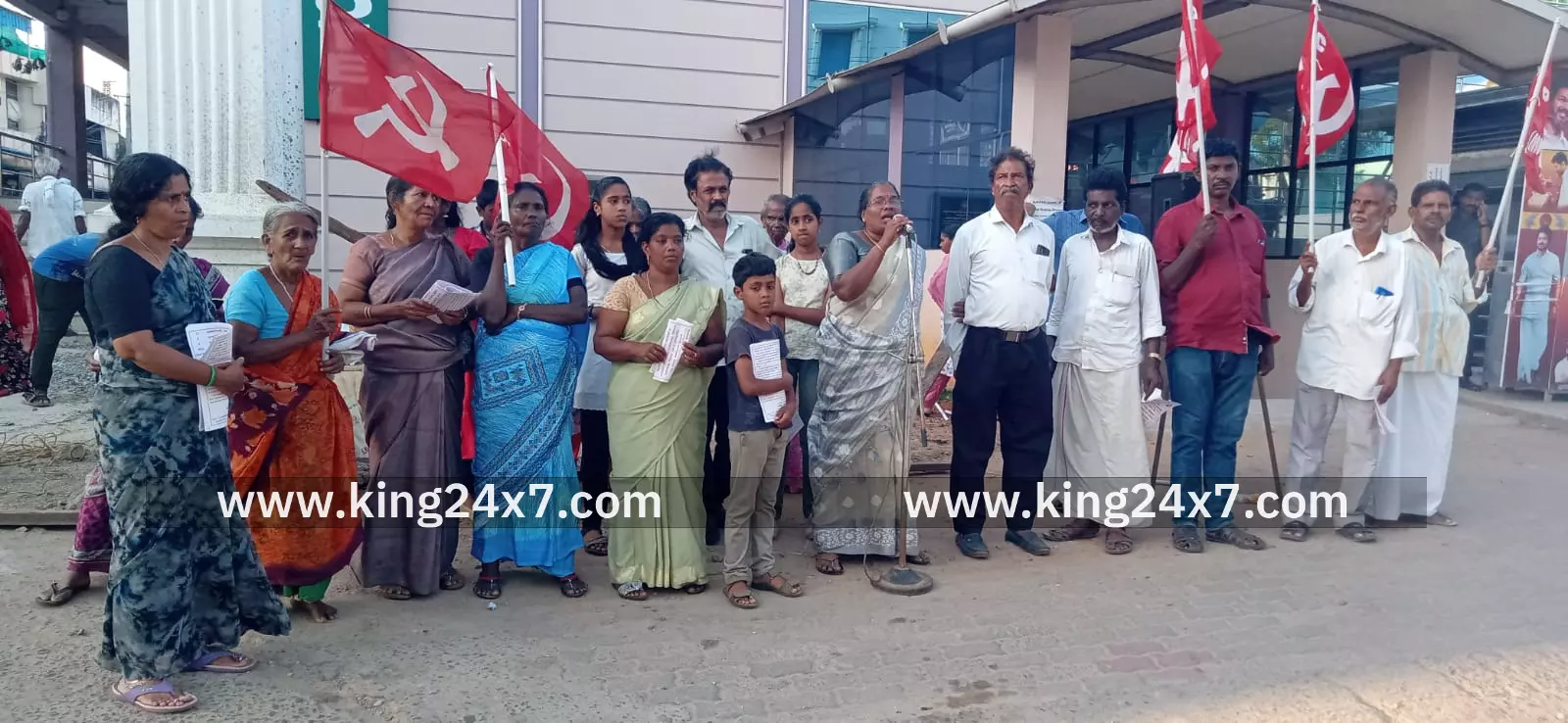 மாயமான சிறுவர்களை கண்டுபிடிக்க கேட்டு ஆர்ப்பாட்டம் மாயமான சிறுவர்களை கண்டுபிடிக்க கேட்டு ஆர்ப்பாட்டம்